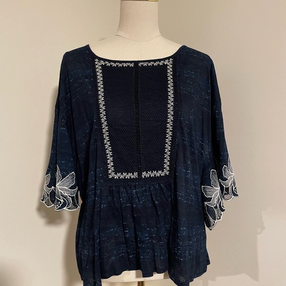 Pilcro L navy &‎ white embroidered top